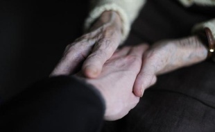 Ils "s'aimaient" mais la maladie "détruisait" leur couple: un retraité de 79 ans est jugé depuis mardi devant la cour d'assises du Val-de-Marne pour avoir frappé à mort son épouse, qui souffrait d'Alzheimer.