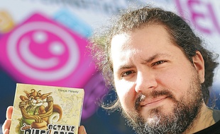 Il présente le jeu Octave Dugland.