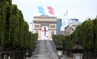 La patrouille de France survole des Champs-Elysées quasi vides en ce 14 juillet.