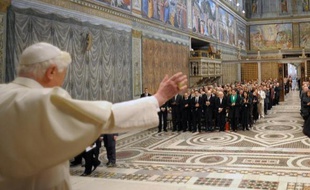 L'ouverture du pape Benoît XVI à l'utilisation du préservatif "dans certains cas" constitue un pas très attendu, loin de son image de pape ultra-conservateur, même s'il ne remet pas en cause l'opposition de l'Eglise à ce moyen de contraception, selon les experts.