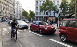 L'avenue de Saxe est revenue depuis un mois dans sa configuration de déconfinement, avec une voie dédiée aux bus et vélos, et une autre voie souvent embouteillée pour les voitures.