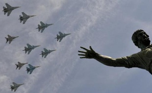 Des bombardiers russes Su-34 et des avions de chasse Su-27 et MIG 29 paradent au-dessus de la place Rouge à Moscou le 9 mai 2015