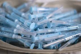 Des seringues prêtes à être utilisées pour des injections contre le Covid-19, à Madrid le 9 avril 2021.