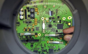 Des chercheurs français ont réussi à fabriquer des nano-fibres plastiques aux propriétés électriques proches des métaux, qui se construisent "toutes seules", promesse de pousser encore plus loin la miniaturisation des composants électroniques.