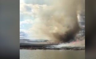 Capture d'écran d'une vidéo montrant les pompiers de St Albert (Canada) échapper à une tornade de feu, le 14 avril 2016.