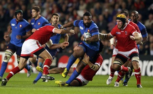 Mathieu Bastareaud fait frissonner les Irlandais de peur.