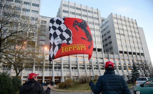 Le drapeau de Ferrari brandi par des fans de Schumacher le 31 décembre 2013 devant le CHU de Grenoble