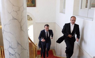 Emmanuel Macron court dans les escaliers