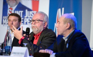 Wallerand de Saint-Just (c), trésorier du Front National, à La Plaine-Saint-Denis, dans le nord de Paris, le 14 octobre 2015
