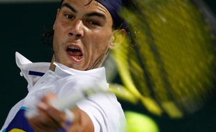 Un an de plus, un peu de barbe, mais toujours le même coup d'oeil pour Rafael Nadal, de retour sur le circuit. à Abou Dhabi.