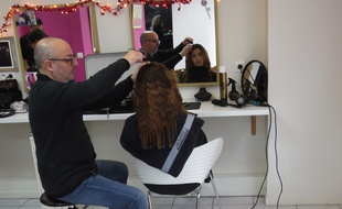 Au salon de Beauté Josephine, Mehdi, coiffeur, coiffe une jeune femme qui est dans une démarche de réinsertion.