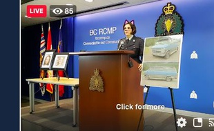 La sergente Janelle Shoihet lors d'une conférence de presse en direct sur Facebook concernant un double homicide.
