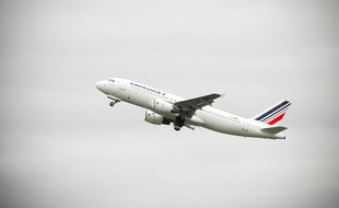 Un avion de la compagnie Air France decolle de l aeroport de Toulouse Blagnac. Toulouse, FRANCE-13/11/13