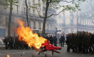 La manifestation du 1er mai a dégénéré à Paris. / AFP PHOTO / Zakaria ABDELKAFI