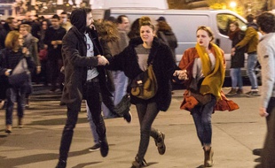 Des personnes fuient en courant la place de la République, à Paris, après qu'un mouvement de foule, lié à une fausse alerte, est survenu, le 15 novembre 2015.