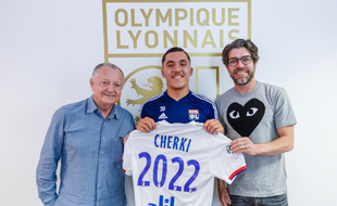 Rayan Cherki, qui fêtera ses 16 ans le 17 août, vient de signer son premier contrat professionnel à l'OL aux côtés de Jean-Michel Aulas et Juninho.