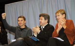 La gauche de la gauche en profite aussi pour se rapprocher. Fait rare, le Nouveau parti anticapitaliste d'Olivier Besancenot, le Parti communiste et le parti de Gauche de Jean-Luc Mélenchon ont signé une déclaration commune de soutien à la mobilisation de jeudi.