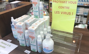 Les lingettes et gels désinfectants sont pris d'assaut dans les pharmacies à Strasbourg.