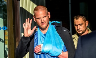 Le soldat américain Spencer Stone quitte l'hôpital de Lesquin (Nord) le 22 août 2015.