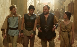 Robert Emms (Pythagore), Jack Donnelly (Jason), Mark Addy (Hercule) et Jemima Rooper (Méduse).
