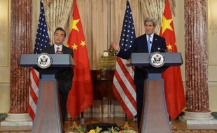 Le secrétaire d'Etat américain John Kerry (d) avec le ministre des Affaires étrangères chinoises Wang Yi à Washington, le 1er octobre 2014