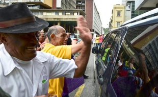 Les partisans du président Maduro frappent le véhicule Henry Ramos Allup, le nouveau président du Parlement, le 4 janvier 2016 à Caracas