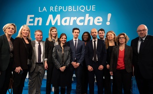 Carole Gandon (quatrième en partant de la gauche) est devenue porte-parole de la République en marche.