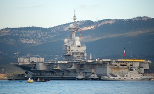 50 cas de Covid-19 ont été détectés sur le porte-avions français.