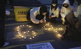 Une commémoration en mémoire aux victimes de la place Tiananmen, le 4 juin 2023 au soir devant l'ambassade de Chine à Londres (Royaume-Uni).