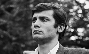 Jacques Sauvageot parle aux manifestants en mai 68