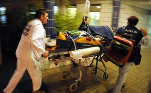 Une personne qui vient d'avoir une crise cardiaque est emmenée à l'hôpital par le SAMU, Paris, décembre 2009.
