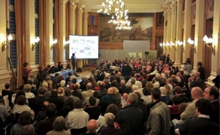 Des centaines de riverains sont venus à la mairie du 4e, lundi soir.
