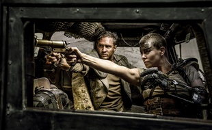 Tom Hardy et Charlize Theron dans Mad Max Fury Road.
