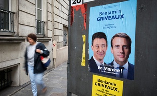 Les candidats officiellement investis par La République en marche! le font savoir avec des bandeaux jaunes sous leurs affiches.