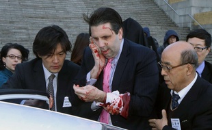 L'ambassadeur des Etats-Unis en Corée du Sud, Mark Lippert, a été blessé par un homme armé d'une lame de rasoir, le 5 mars 2015.