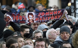Des fans de Johnny Hallyday attendent place de la Madeleine l'hommage populaire à Johnny Hallyday, le 9 décembre 2017.