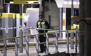 Un policier devant le lieu de l'attaque, à Manchester, le 1er janvier 2019.