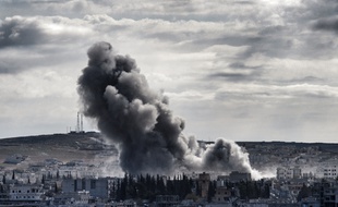 De la fumée s'élève au-dessus de la ville kurde de Kobané, en Syrie, le 2 novembre 2014.