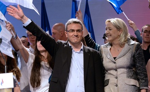 Aymeric Chauprade, le 18 mai 2014 à paris, sur scène avec Marine Le Pen.