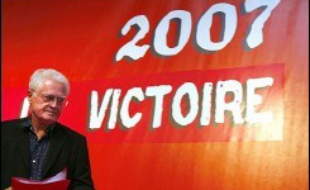 Le "naufragé du 21 avril", voix à demi cassée et larmes aux yeux, a eu du mal à terminer sa phrase. La salle, comble (au moins 700 jeunes), l'a aidé en l'applaudissant à tout rompre, sous le coup de l'émotion elle aussi.