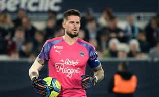 Benoit Costil, le gardien des Girondins de Bordeaux dont le maillot est orné du sponsor Bistro Régent. (Illustration)
