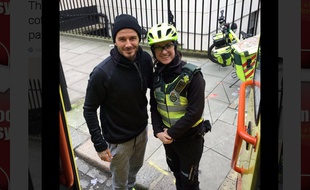 David Beckham et une secouriste à Londres.
