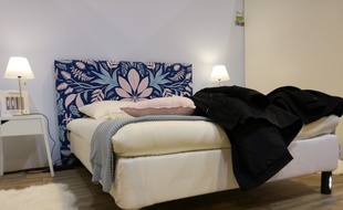 Le voleur s'était tranquillement installé dans le lit (illustration).
