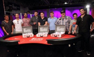 Les neuf de novembre pour la table finale du Partouche poker tour. En partant de la droite les trois Français: Alexandre Coussy, Ilan Boujenah et Roger Hairabedian