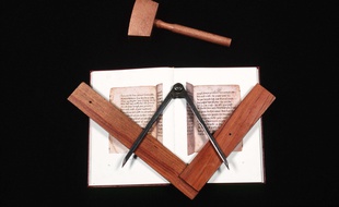 Des objets symboles de la franc-maçonnerie. (Illustration)