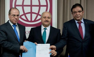 Des représentants d'Israël, de Jordanie et de l'Autorité palestinienne ont signé lundi à Washington un accord qualifié d'"historique" pour tenter de sauver la mer Morte et lutter contre la pénurie d'eau dans la région.