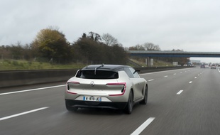 Les projets de voiture autonome vont bon train, notamment chez Renault, qui présentait le Symbioz fin 2017 capable de se débrouiller entièrement seul sur autoroute.