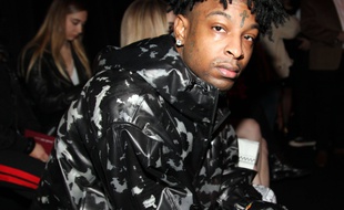 Le rappeur 21 Savage au défilé Versace à New York, le 2 décembre 2018.