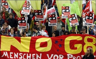 Des milliers d'altermondialistes, pacifistes ou écologistes manifestaient samedi à Rostock (nord-est de l'Allemagne), donnant le coup d'envoi à une semaine de protestation contre le sommet du G8, prévu du 6 au 8 juin dans la station balnéaire toute proche de Heiligendamm.