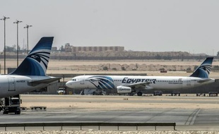 Des appareils de la compagnie EgyptAir sur le tarmac de l'aéroport du Caire, le 19 mai 2016